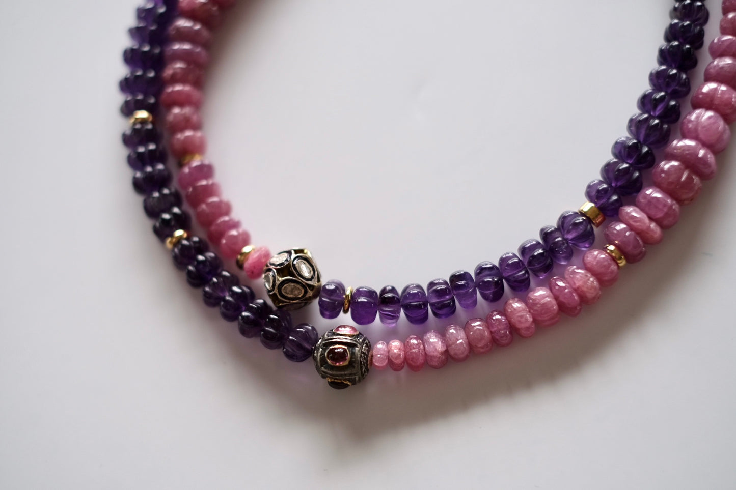 Collier en saphir rose et améthyste avec perle incrustée de tourmaline / Vente finale