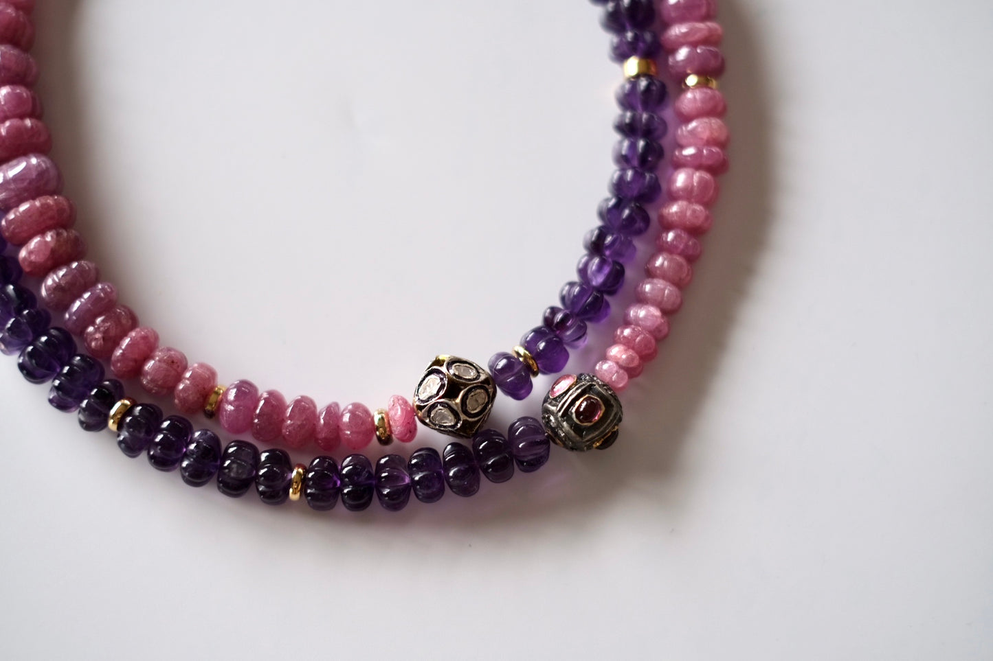 Collier en saphir rose et améthyste avec perle incrustée de tourmaline / Vente finale