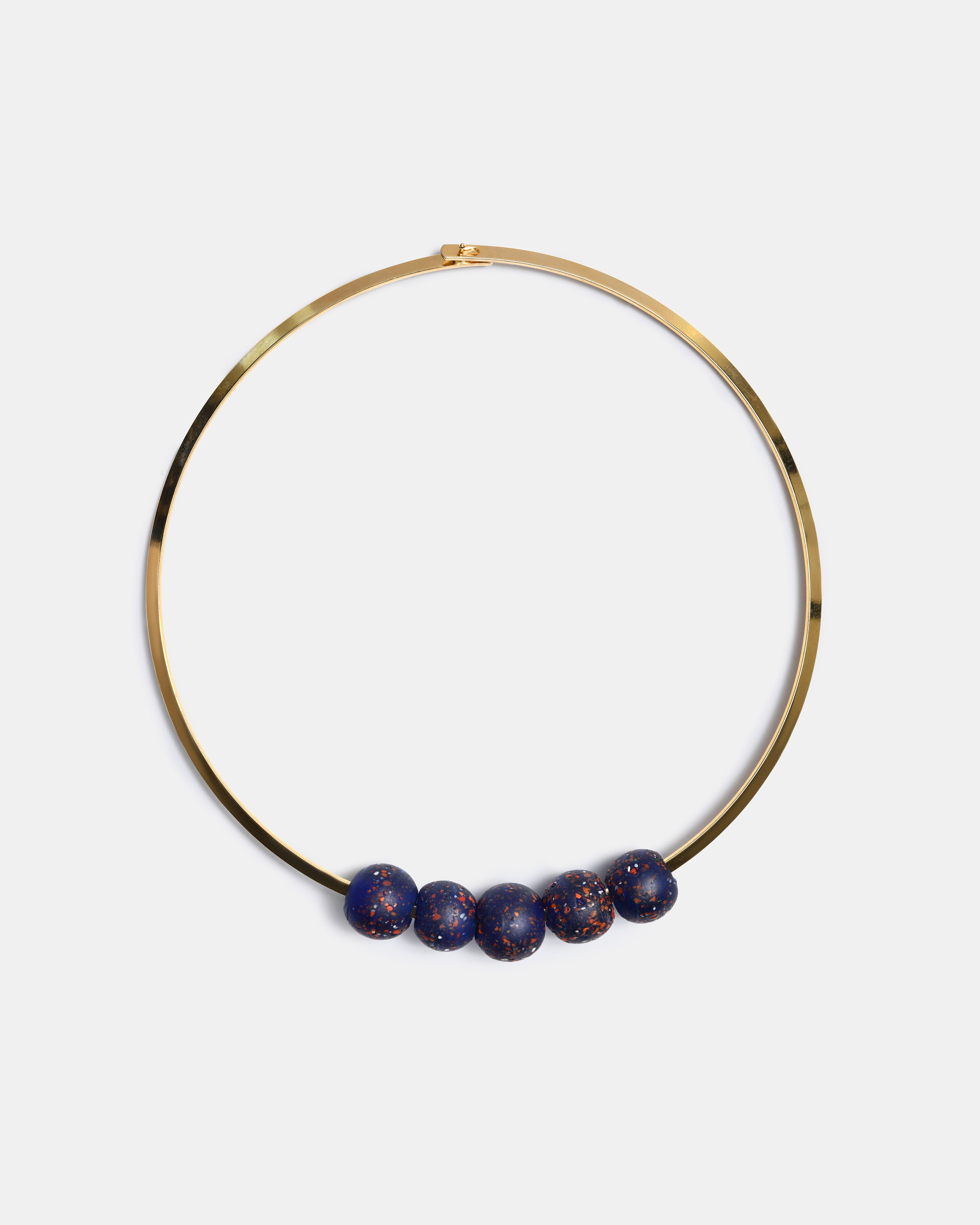 Collier ras du cou plaqué or avec perles de verre indonésiennes