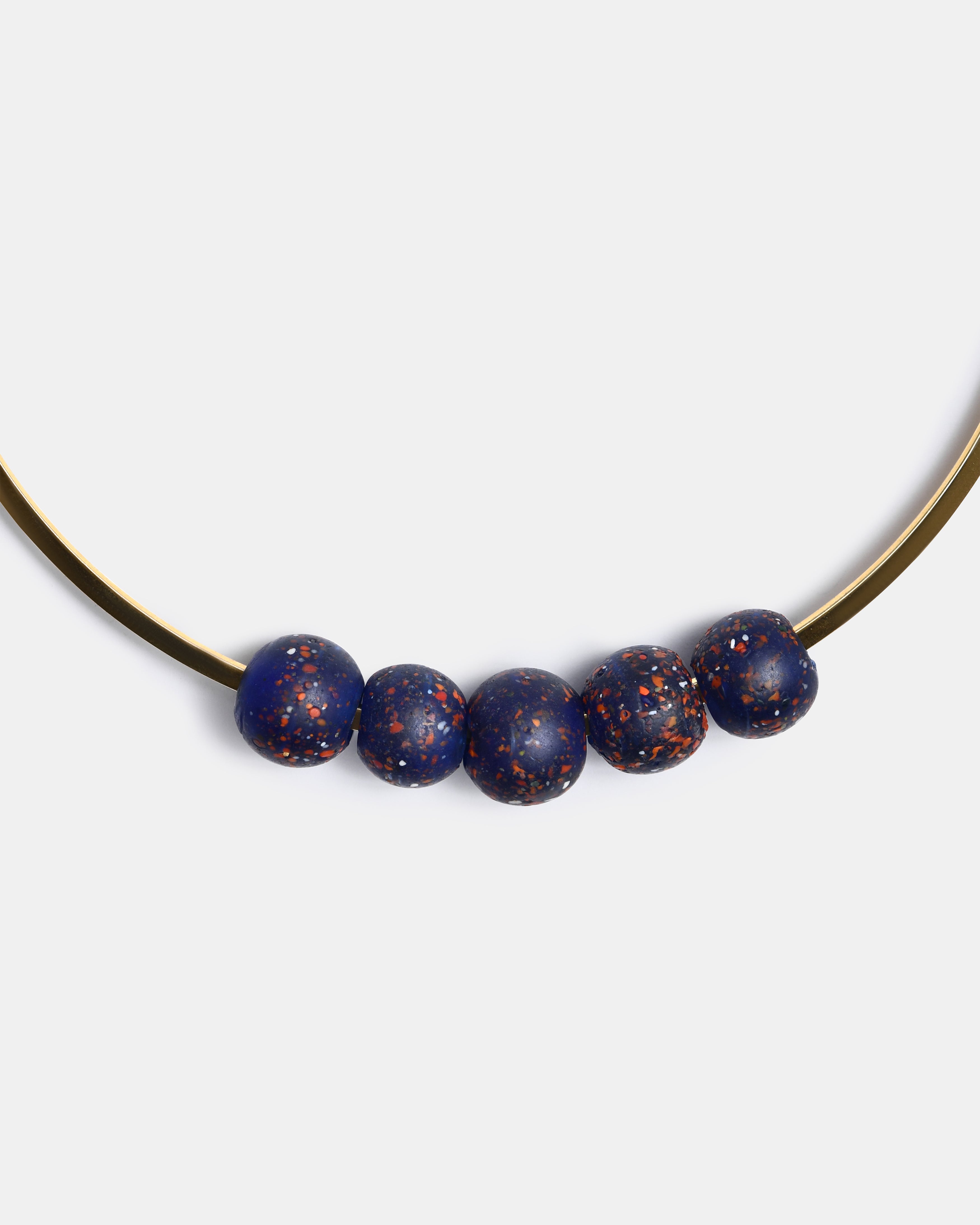 Collier ras du cou plaqué or avec perles de verre indonésiennes