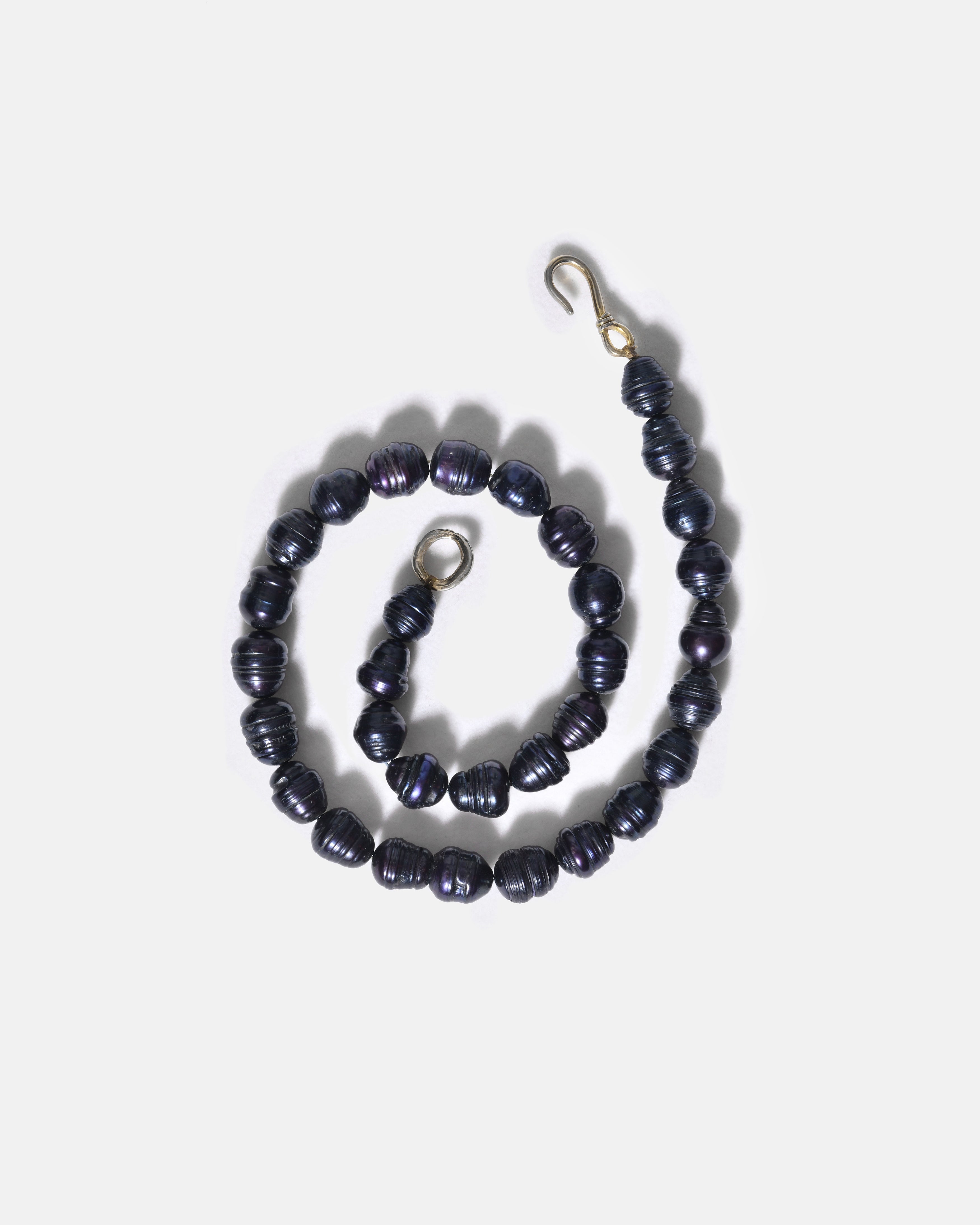 Collier de perles bleu très foncé FW25