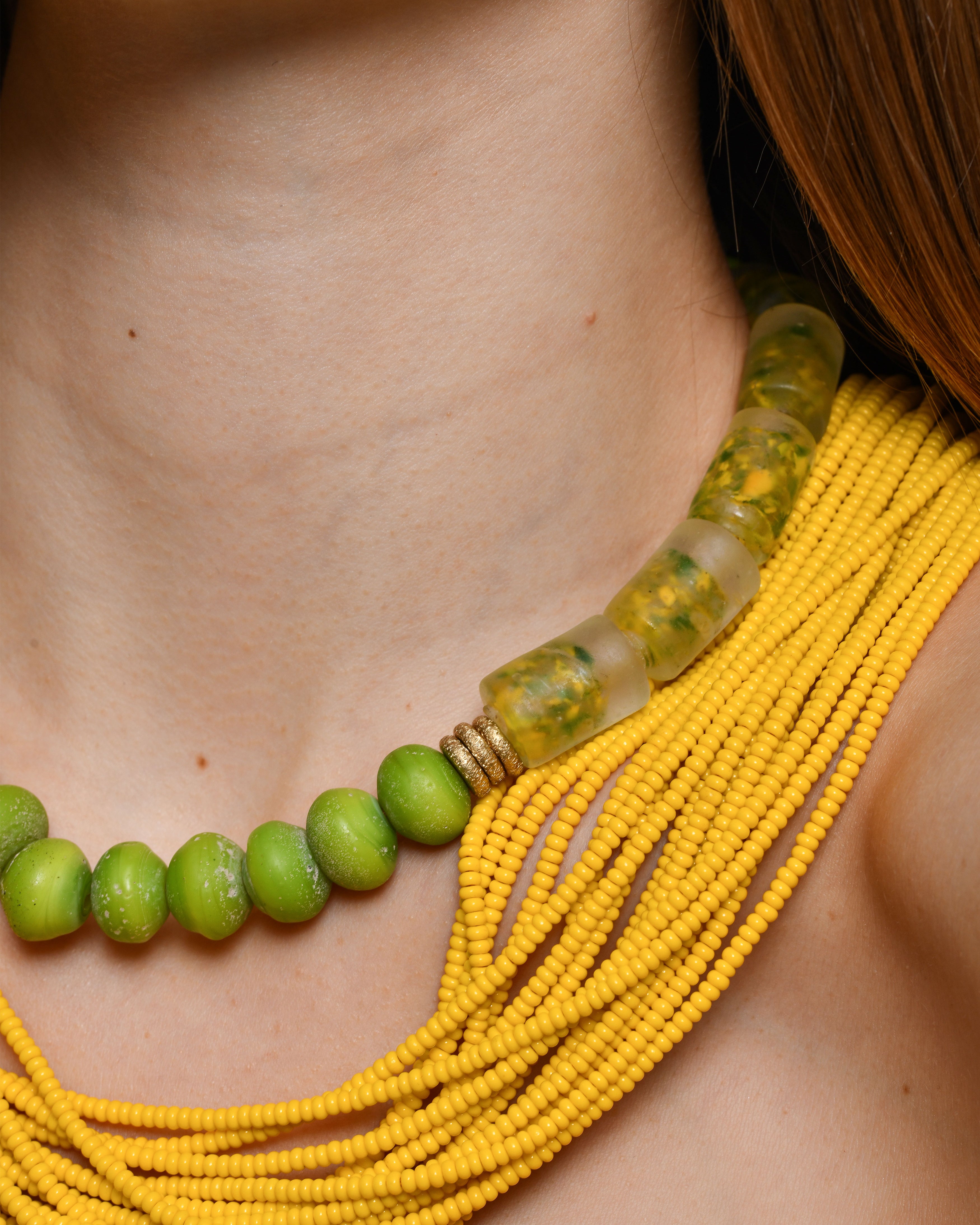 Colliers multi-rangs en perles de verre Massaï / Jaune / SS24