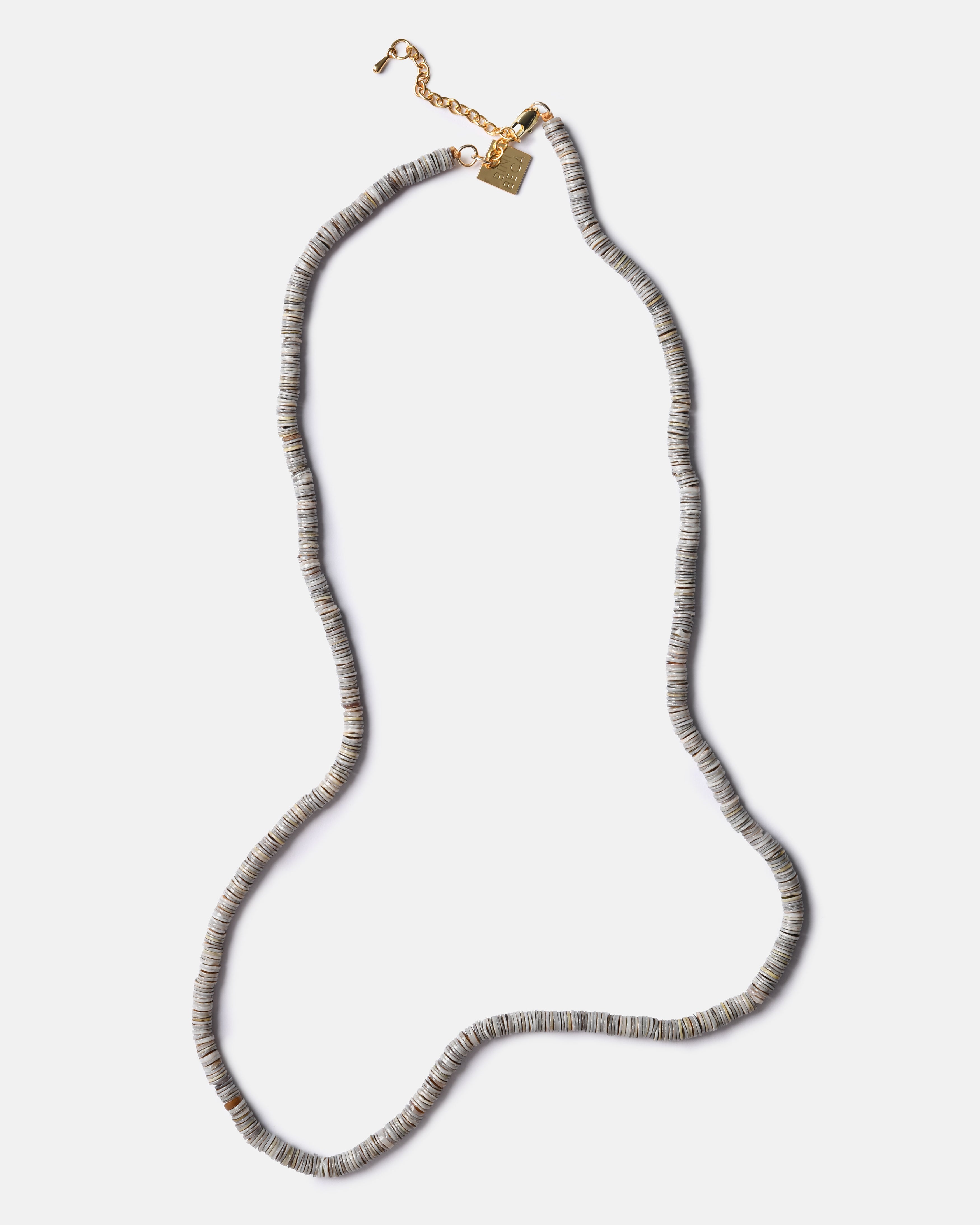 Collier de perles Heishi en coquillage gris