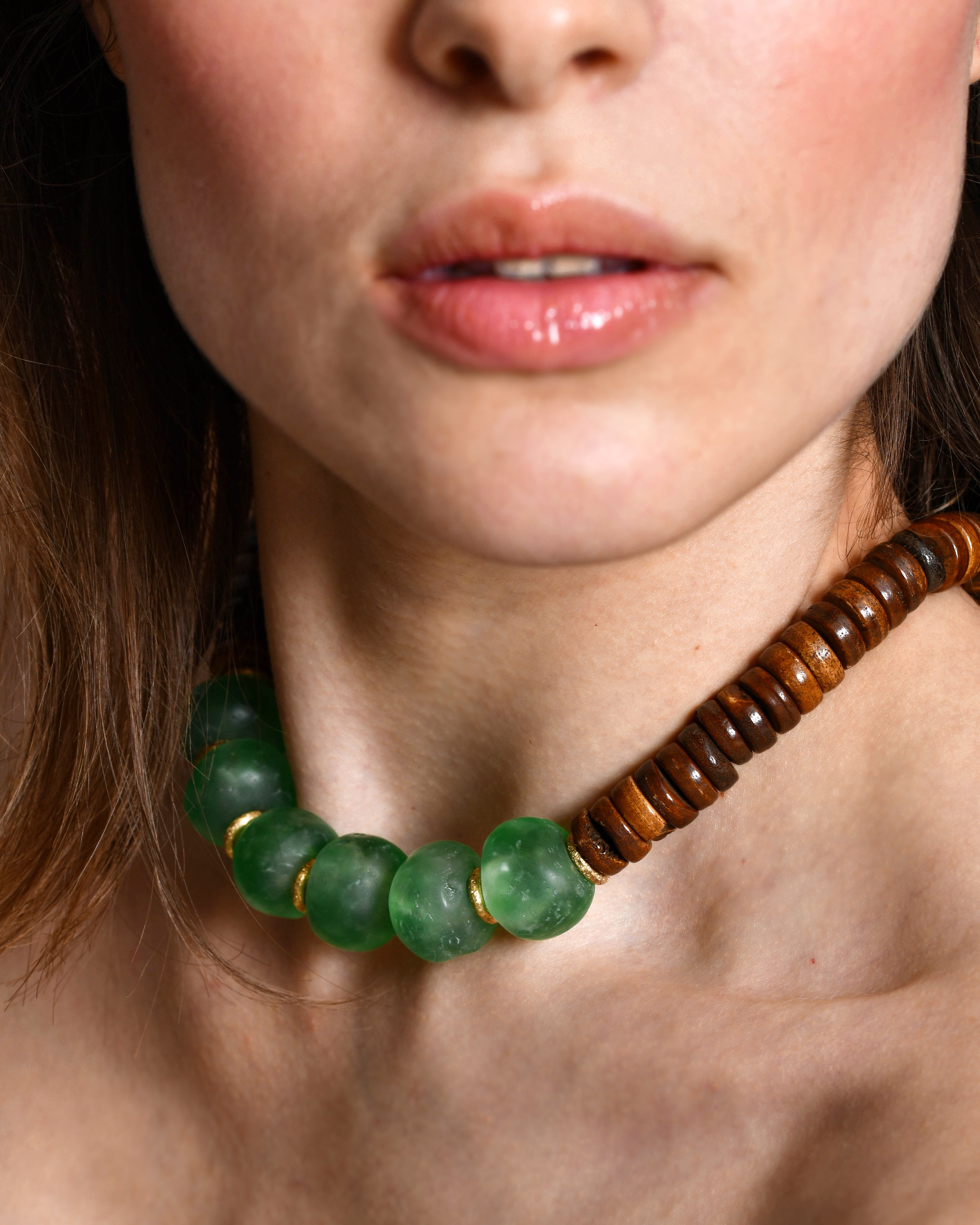Collier en os et verre vert FW25