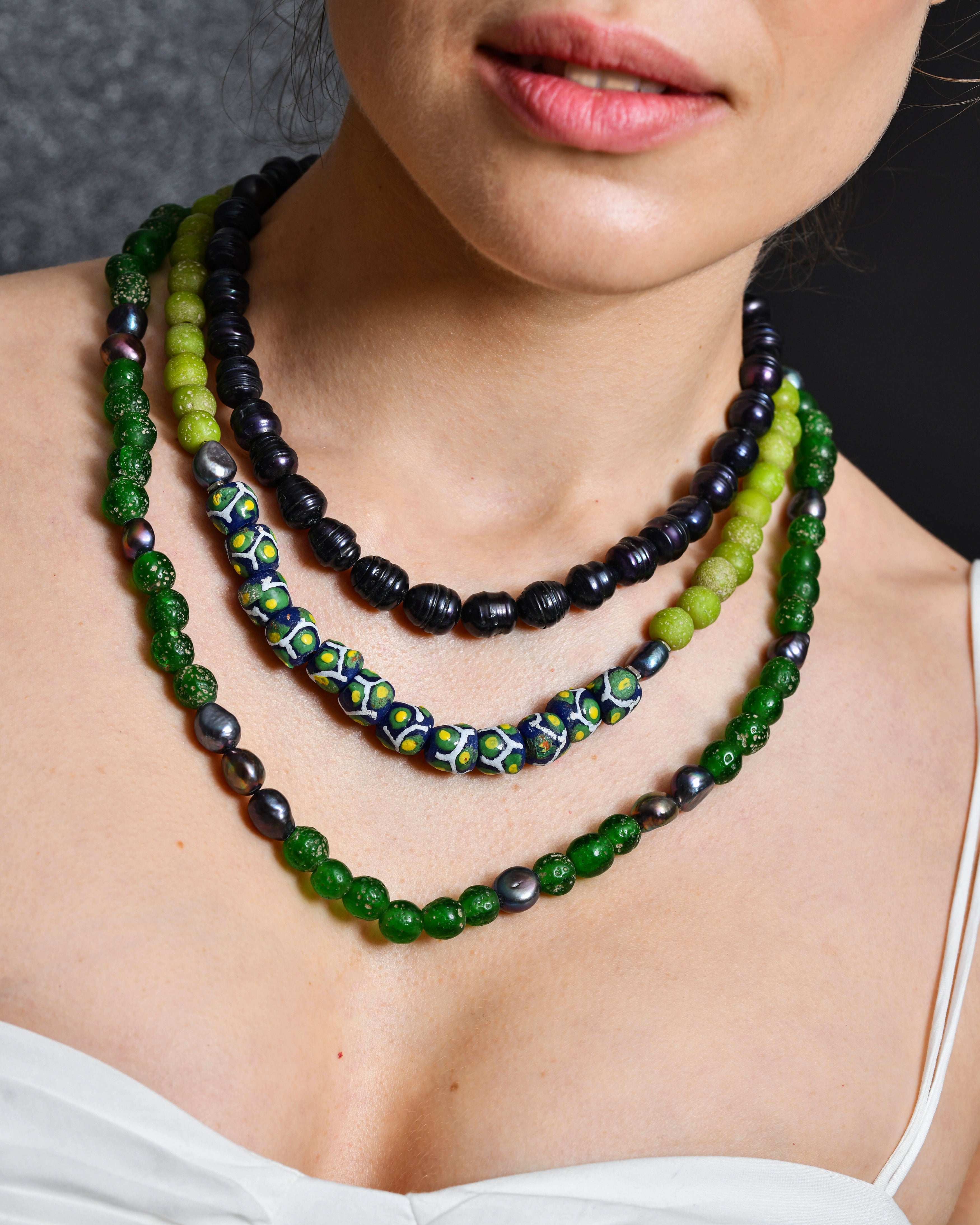 Collier de perles bleu très foncé FW25