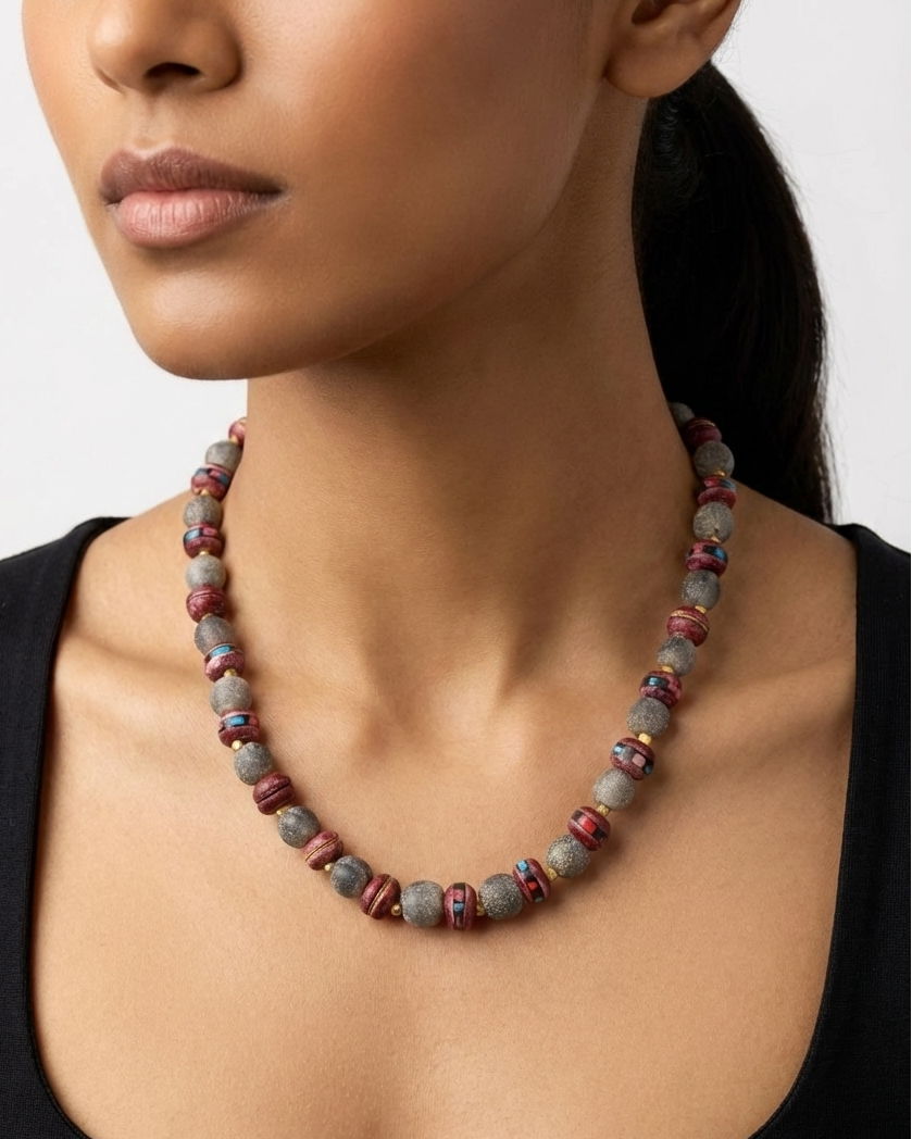 Kırmızı ve Gri Her Günün Kolyesi