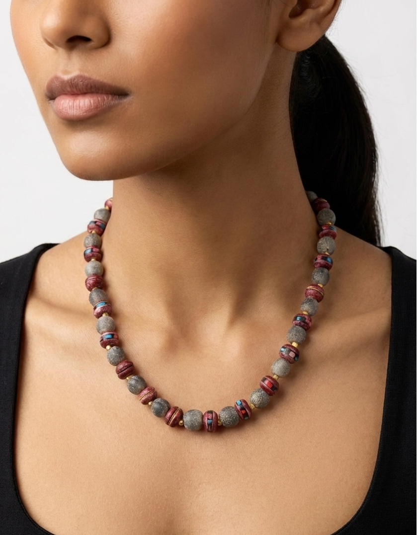 Kırmızı ve Gri Her Günün Kolyesi