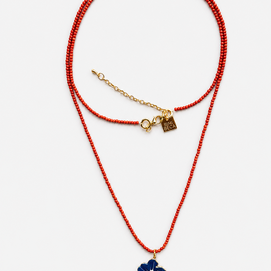 Collier fin en corail et fleurs