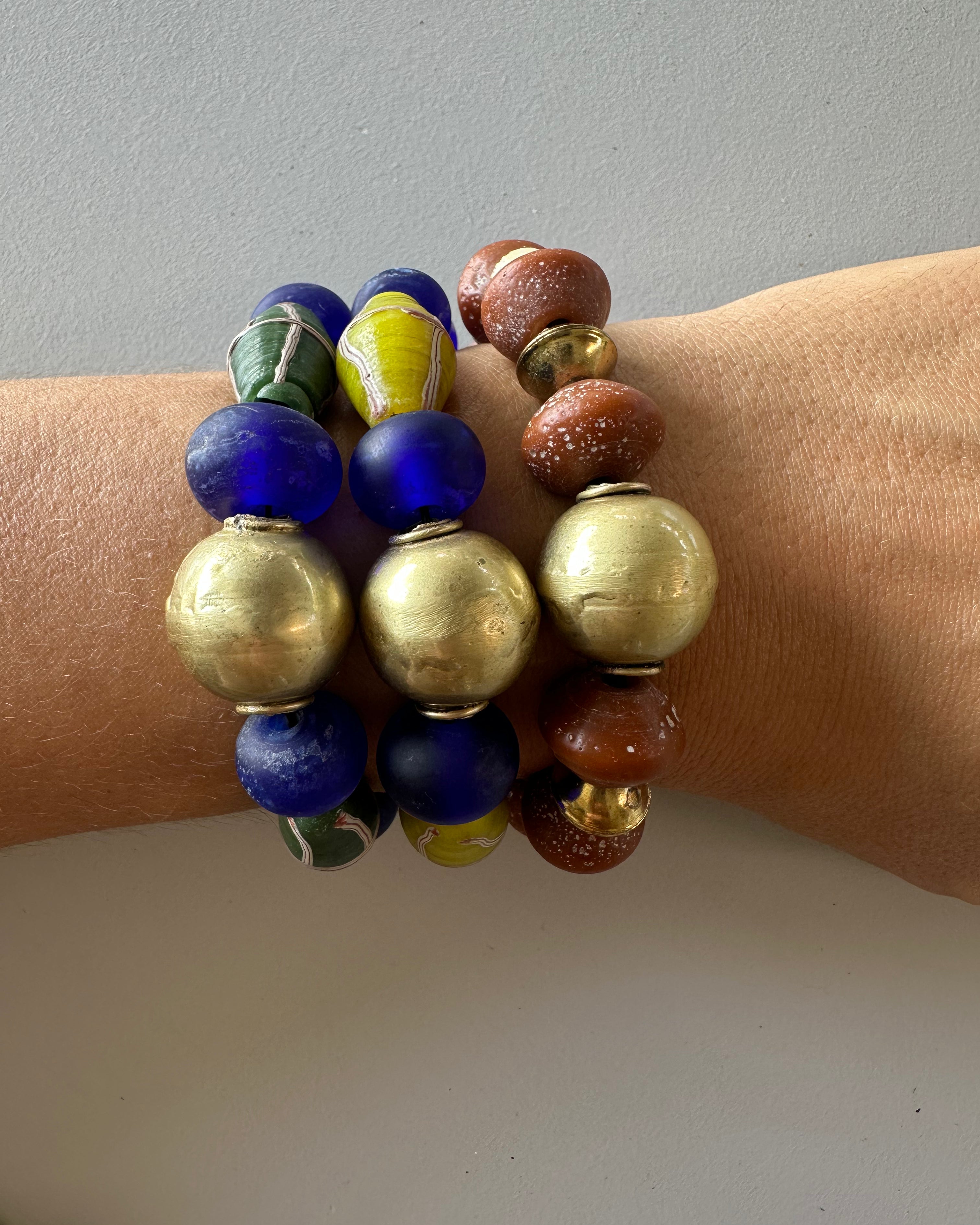 Bracelet Hero en laiton FW25 avec verre bleu/vert