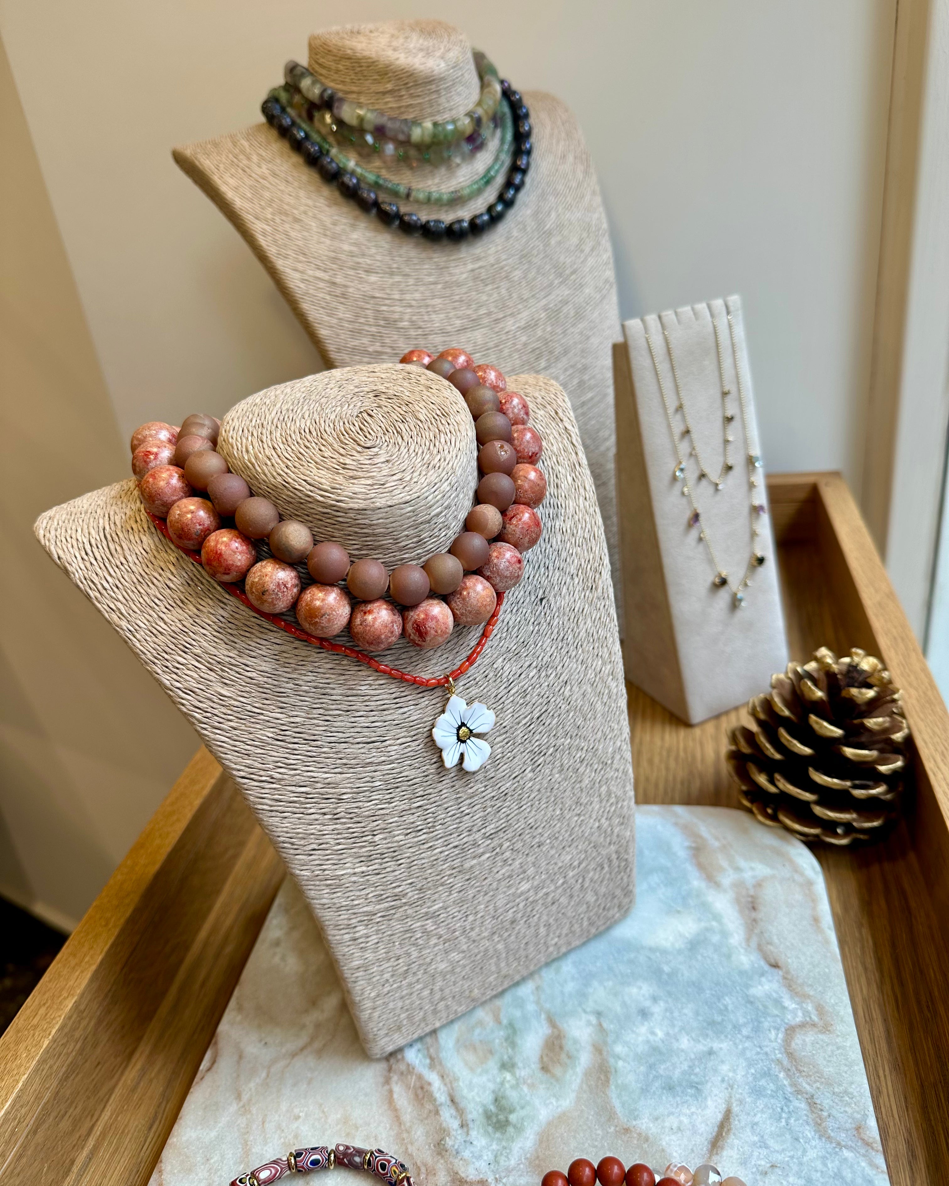 Collier fin en corail et fleurs