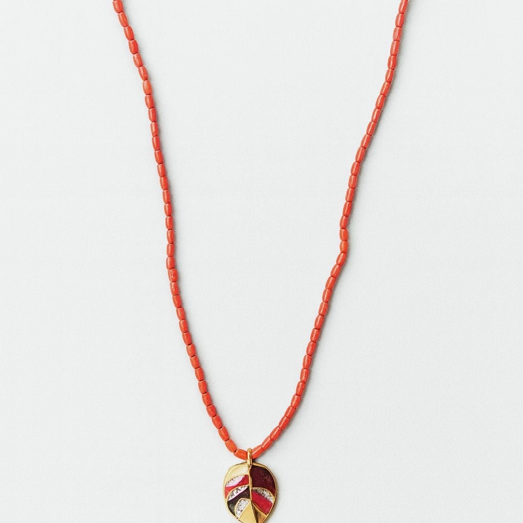 Collier fin en corail et fleurs